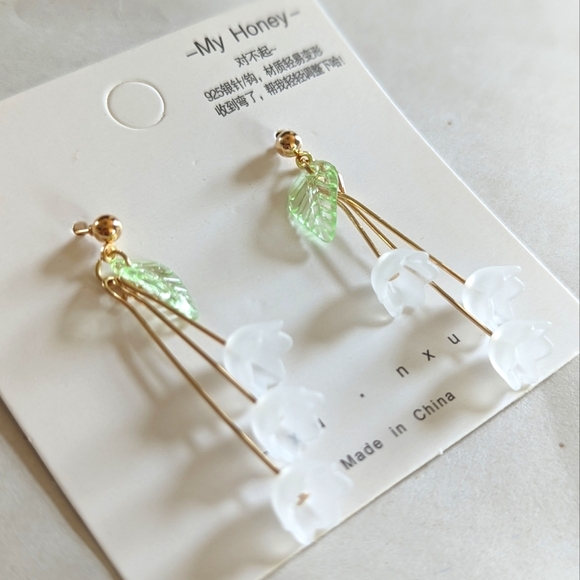 Earrings - Dangling flower design - Picture 1 of 2